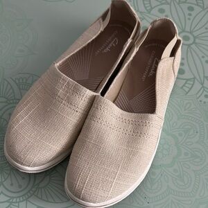 Casual Slip-On Shoes - Cream Size 8.5 New Never Worn